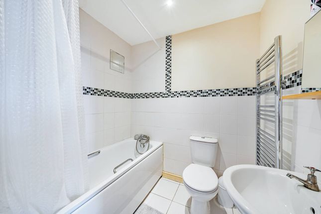 Flat to rent in Hacon Square, Richmond Road, Victoria Park, London