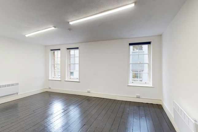 Office to let in Back Hill, London