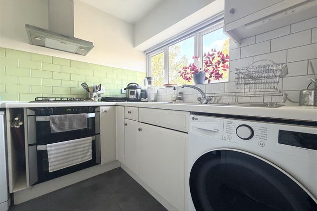 Dolphin Close, Surbiton photo 2