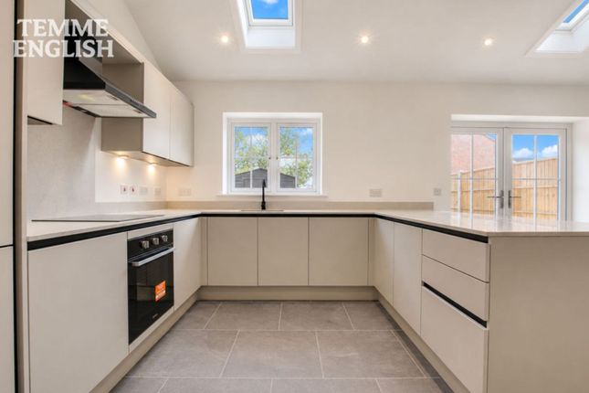 13 New Century Road, Basildon photo 4
