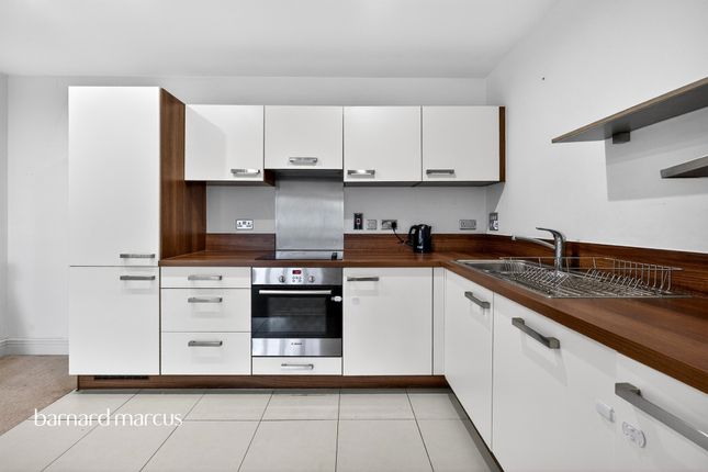 Flat 32, Apsley House, 2, Holford Way, London photo 4