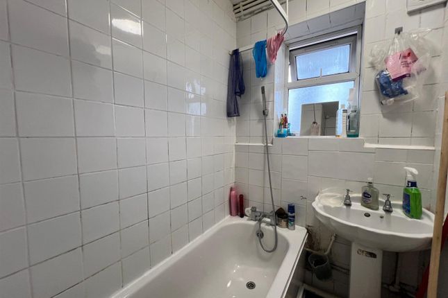 Flat for sale in Charlton Crescent, Barking