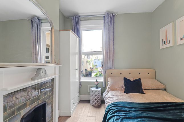 Flat for sale in Napier Avenue, Southend-On-Sea