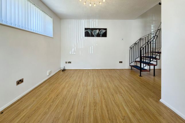 15 Frampton Close, Swindon photo 4