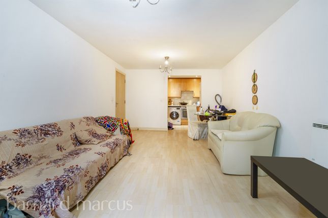 1-bed flat on Flat 105, Berberis House, Highfield Road, Feltham, £190,000