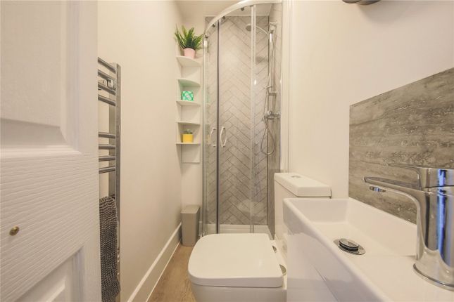 Room 3, 10, Rosemary Crescent, Surrey photo 5