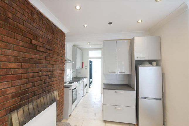B, 27 Abbotsford Avenue, London photo 4
