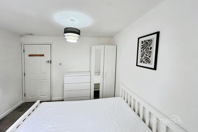 31, Wavell Way, Winchester photo 5