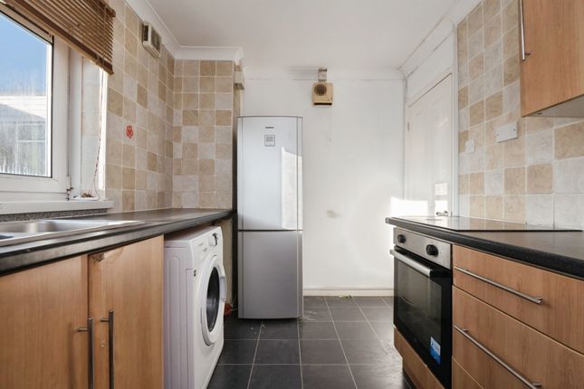52, Linford Crescent, Southampton photo 4