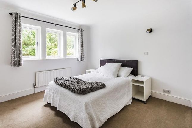 190, Beresford Avenue, Tolworth photo 4