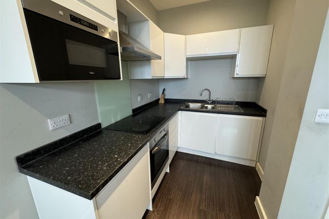 Flat to rent in Bath Road, Harlington, Hayes