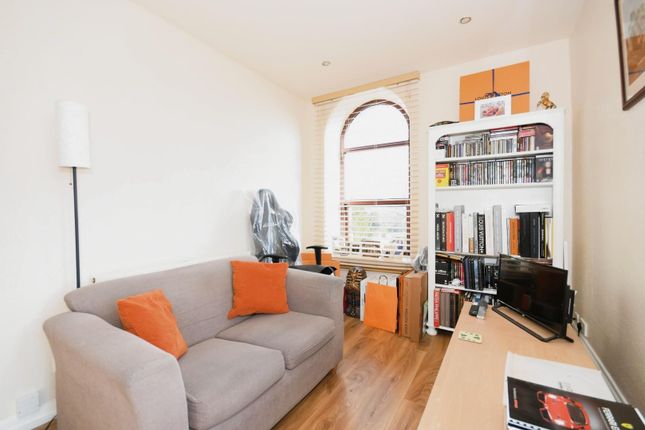 Flat 2 - Living 02.Jpg
