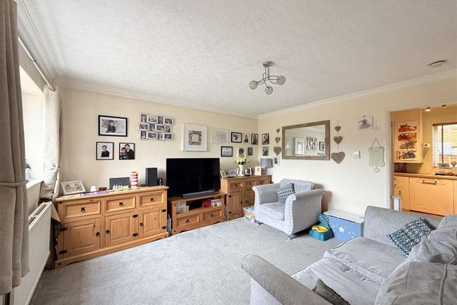 24, Highfield Drive, Mossley photo 3