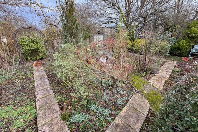 7 Foxgrove Path, Watford photo 4