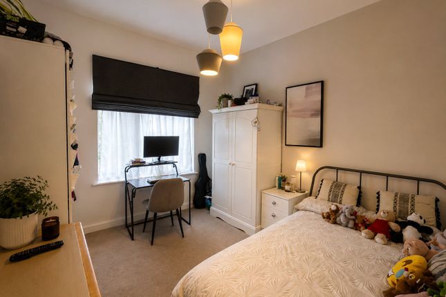 Flat 4, 111, Hollymoor Lane, Surrey photo 5