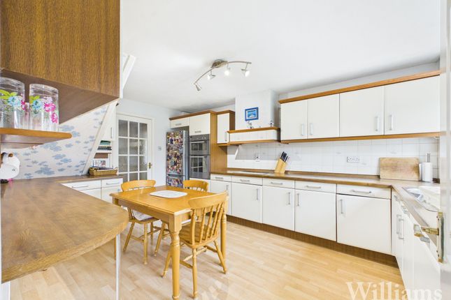 17 Leighton Road, Aylesbury photo 3