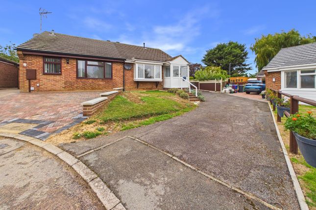 5 Robin Close, Towcester photo 2