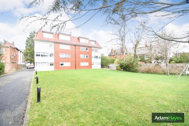 Flat to rent in Torrington Park, North Finchley