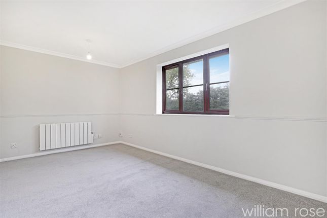 Flat for sale in Beaufort Close, Highams Park, London