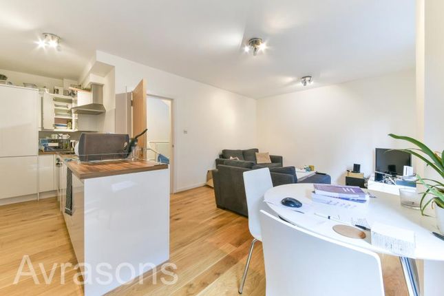 Flat to rent in Hackford Road, London