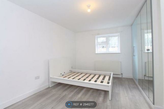 Flat Ground Floor  Tangmere Gardens, Northolt photo 2