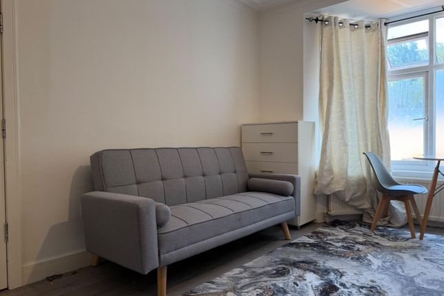 Flat 1, 11 Quantock Gardens, London photo 4