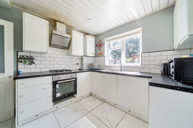 20, Fernwood Crescent, Nottingham photo 3