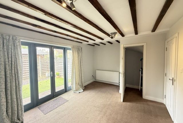 81B, Watford photo 2