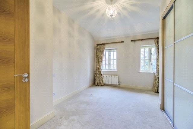 8, West Hill Court, Henley-on-thames photo 4