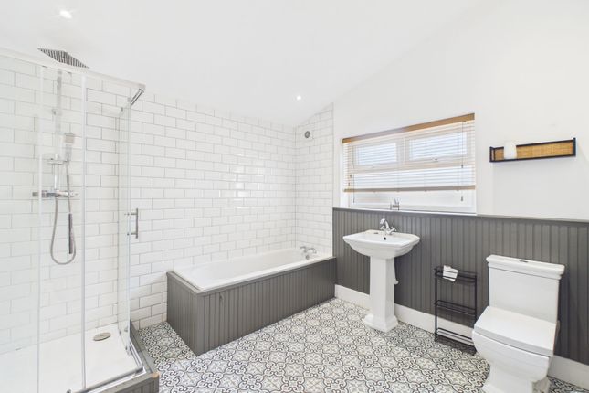 13 Southend, Tredegar photo 3