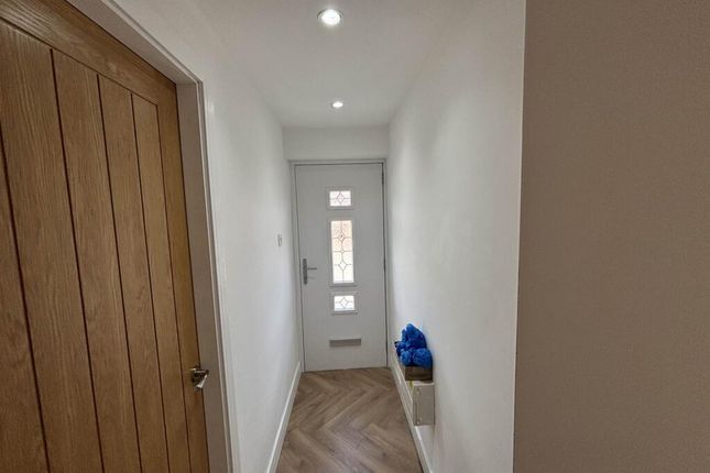 2, Tulip Close, Oldham photo 2