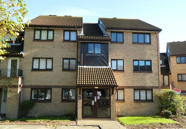 Thumbnail Flat to rent in Manor Fields, Horsham
