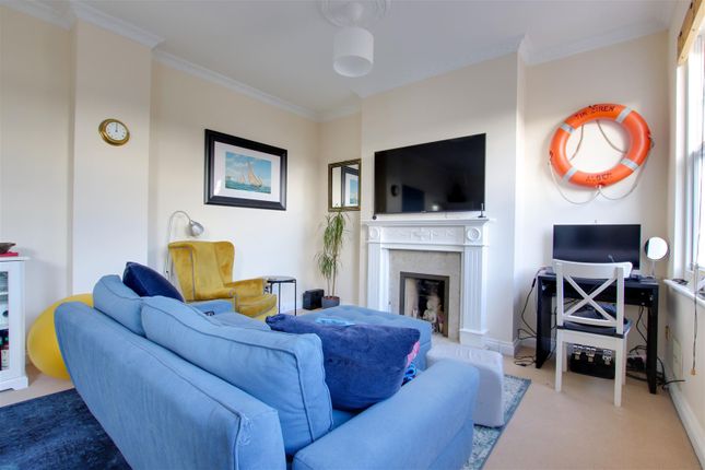 Flat 2, Captains Corner, Grove Road, Lymington photo 4