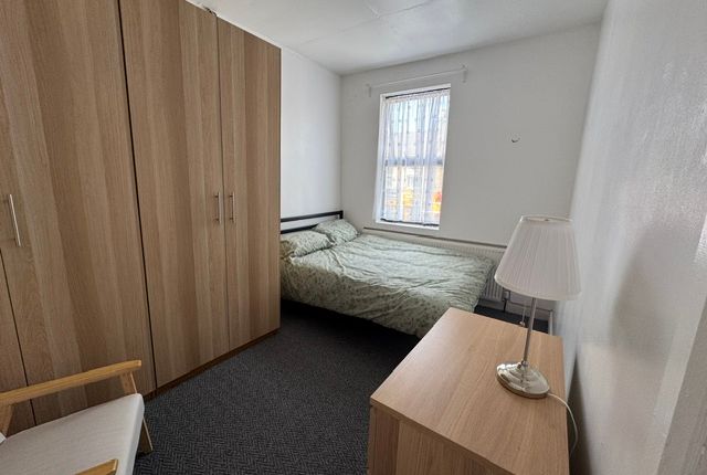 1st floor flat, 41a, King Street, Southall photo 3