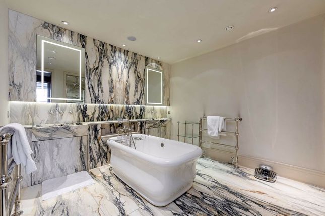 Flat for sale in Grosvenor Square, London