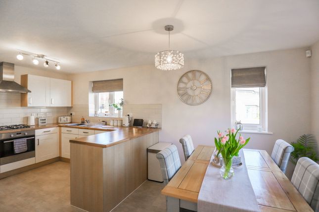 Rutherford Close, Calne photo 3
