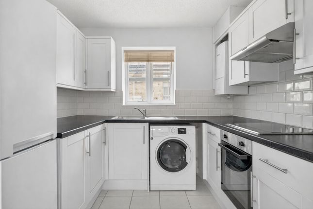 30 Royal Close, Manor Road, London photo 3