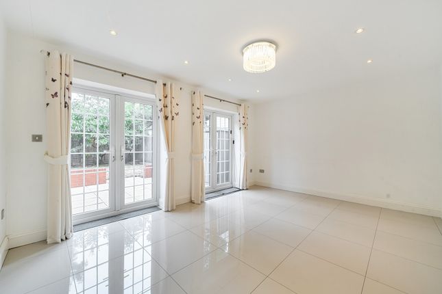 3, Risley Close, Morden photo 2