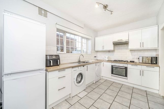 William Barefoot Drive, London photo 3