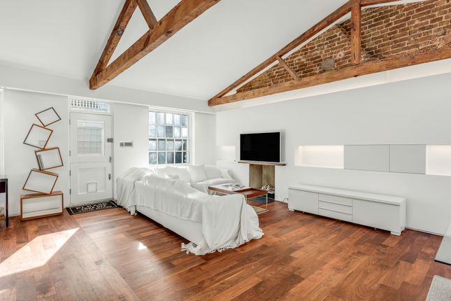 Town house to rent in Holland Park Mews, London