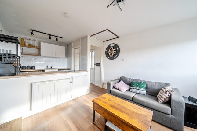 Flat D, 269, Molesey Road, Walton-on-Thames photo 2