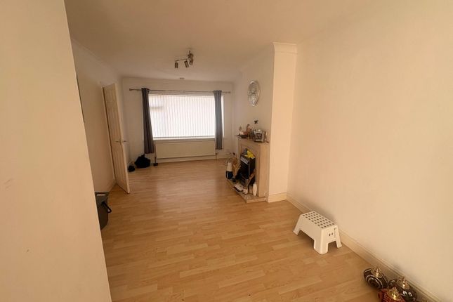 19, Meadowbank Avenue, BRADFORD photo 3