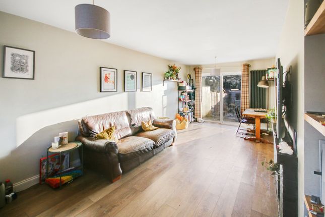 4, Beech Gardens, Crawley photo 2