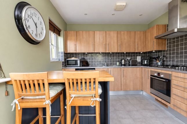 162, Hawthorn Way, Bordon photo 4