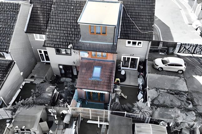 1, Joyners Close, Dagenham photo 4