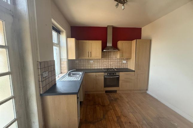 4, Peterborough Place, Bradford photo 3