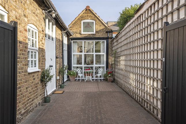 Crown Cottage,, Crown Yard, St Margarets photo 2