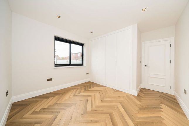 Hazelwood Avenue, Morden photo 4