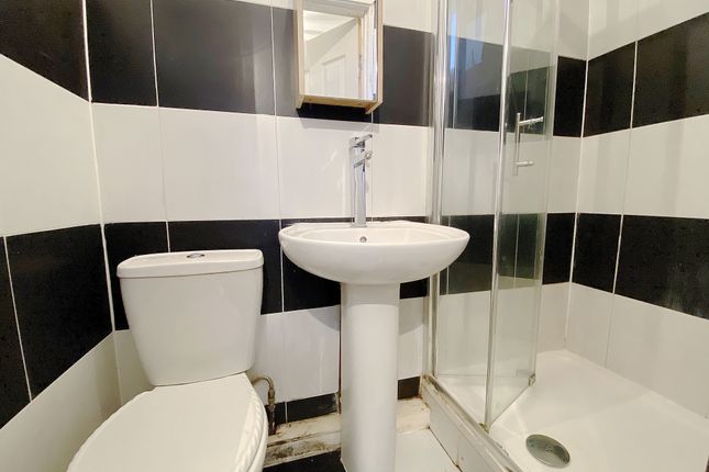 Studio 2, 4, Tennyson Road, Hounslow photo 4