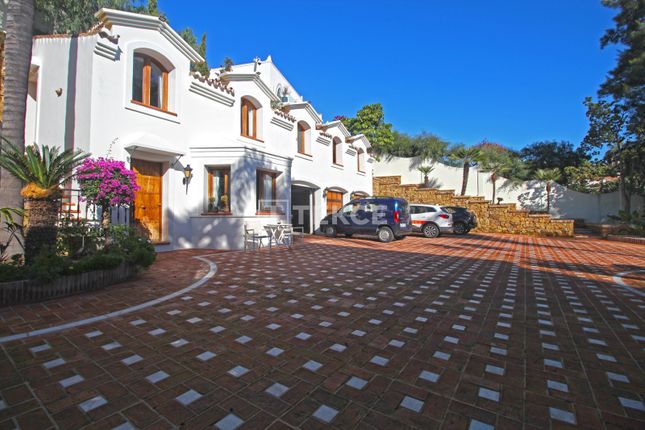 Villa for sale in Paraíso, Benahavís, Málaga, Spain